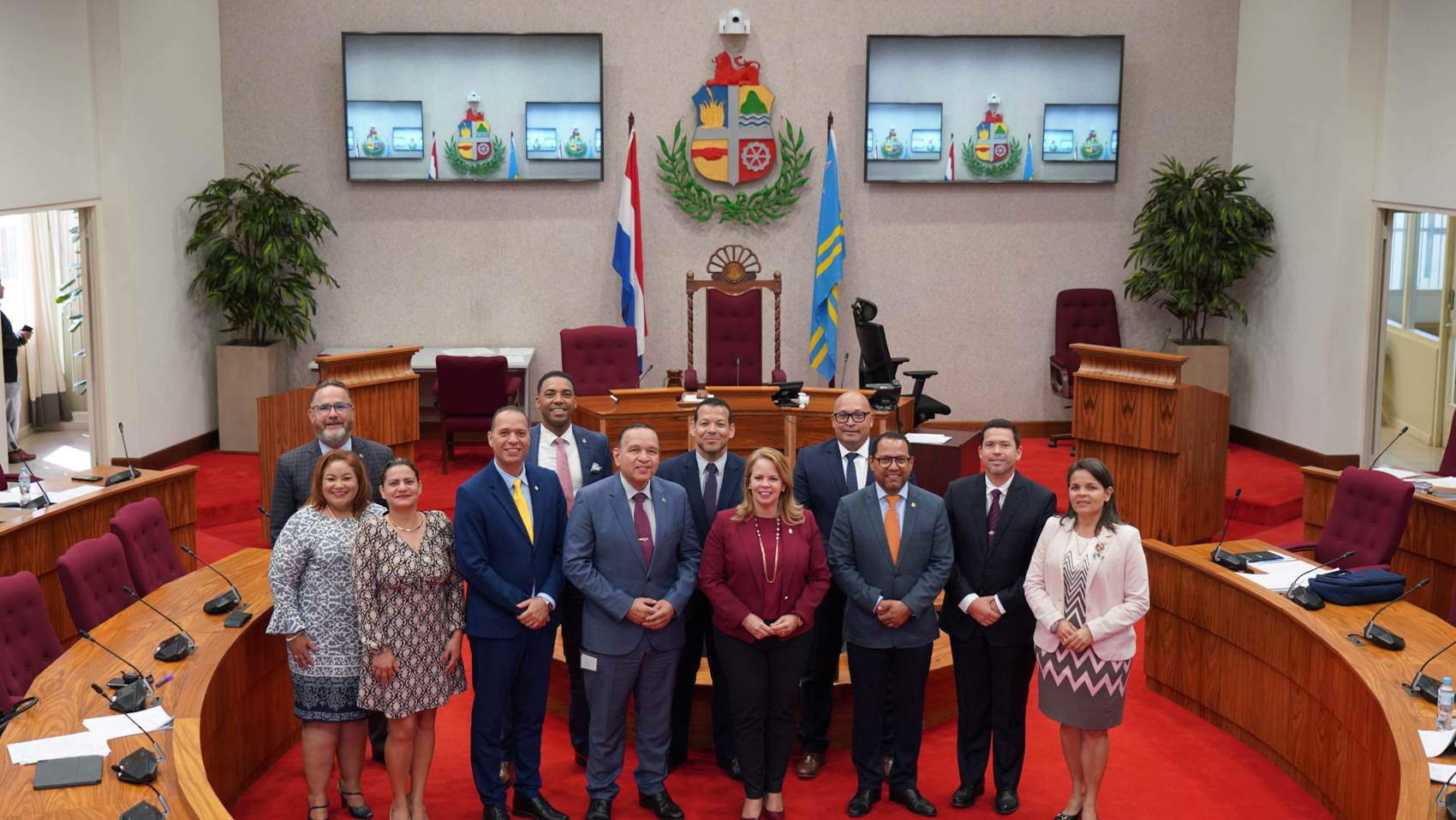 Gobierno ta felicita parlamentario Berlis y fraccion di MEP cu mocion entrega